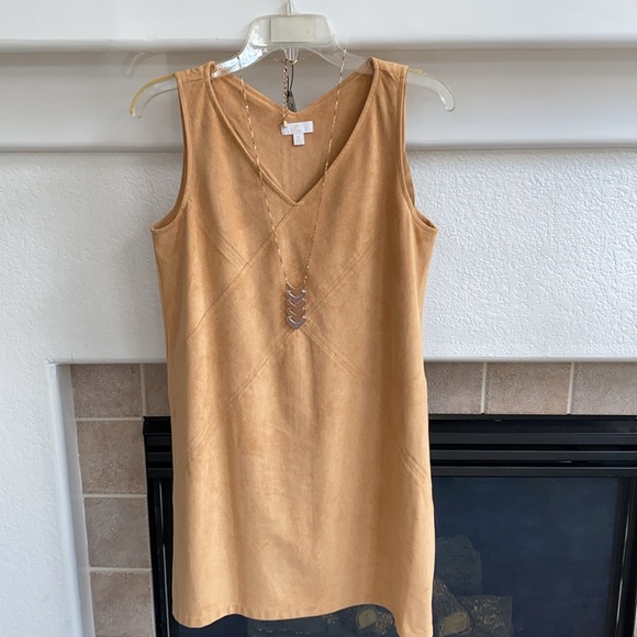 C Dresses & Skirts - Sleeveless shift dress 🥰